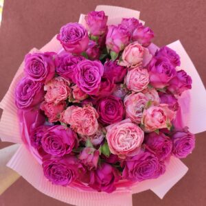 Букет из пионовидных роз сорта бомбастик, кустовых роз