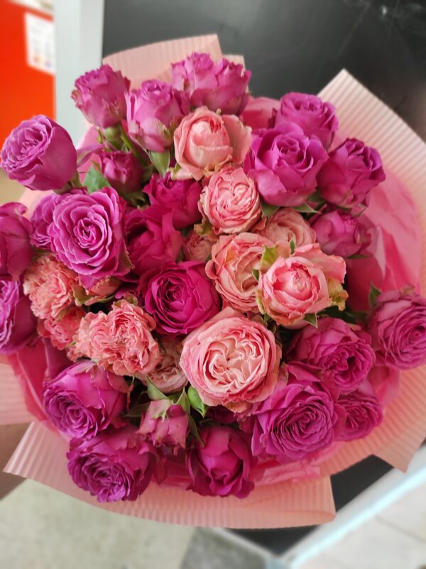 Букет из кустовых роз, пионовидных роз сорта бомбастик